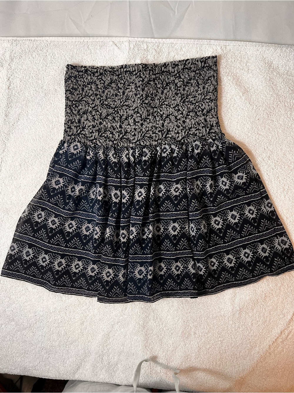 LOFT NAVY  & WHITE SMOCKED STRAPLESS BLOUSE SIZE SMALL
